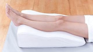 Regelmäßiges hochlegen der Beine hilft bei Krampfadern.