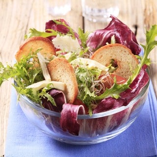 Salatschüssel mit Endiviensalat, Chicoree und Brot