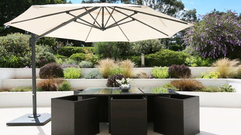 Terrasse mit modernen Gartenmöbeln und Sonnenschirm