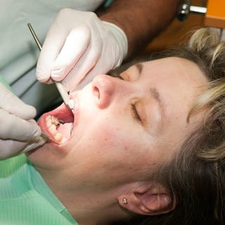 Zahnarzt bei Routineuntersuchung