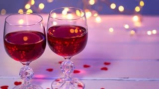 Liebe-Sex: Zwei Weingläser für romantisches Dinner