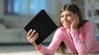 Frau hält Tablet - Online Bücher ausleihen