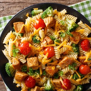 Pasta mit Gemüse und Hühnchen in einer Pfanne