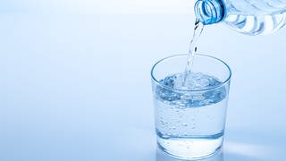 Wasser aus Flasche fließt ins Glas - besser als aus dem Hahn?
