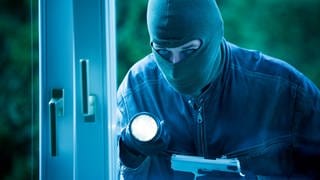 Einbrecher mit Taschenlampe - Schutz vor Diebstahl