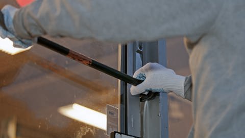 Einbrecher versucht Fenster aufzuhebeln - Schutz vor Diebstahl 
