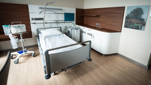 Bett im Krankenhaus: Zusatzversicherung der Krankenkasse nötig.