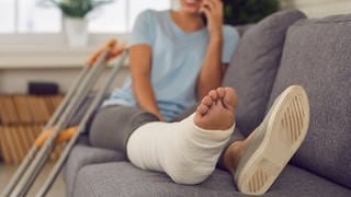 Frau hat Fuß gebrochen - Unfälle geschehen oft zu Hause. Wer gibt, Hilfe im Notfall?