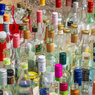 Viele Flaschen aus Altglas. Der Wertstoff muss richtig entsorgt werden.