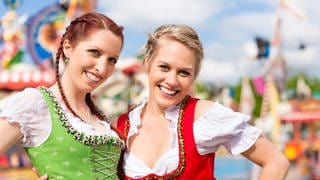 Zwei junge Frauen im Dirndl -  das perfekt Trachten-Outfit fürs Volksfest