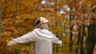 Frau genießt die Herbstluft 