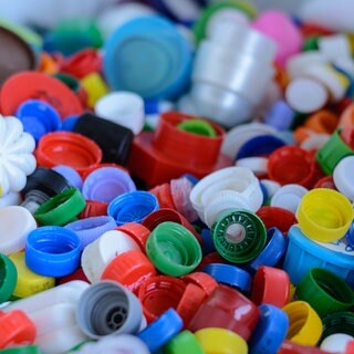 Deckel auf einem Haufen - Plastikmüll vermeiden, weniger Abfall