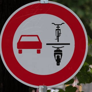 Das Schild verbietet Autofahrern, Radfahrer zu überholen - Sicherheit im Straßenverkehr