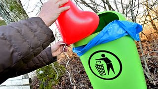 Mann wirft Herzluftballon weg - Liebeskummer und Liebe