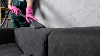 Flecken aus Sofa entfernen - Tipps für die Reinigung