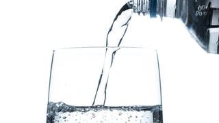 Wasser fließt ins Glas - Wassersprudler und Hygiene