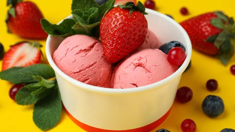 Eiscreme mit Erdbeeren