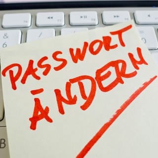 Post-It auf einer Tastatur: Passwort ändern