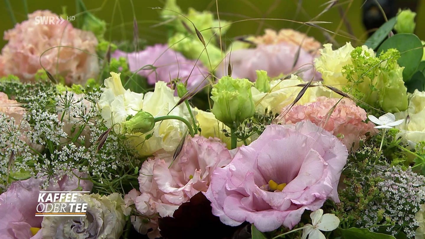 Bunter Tischkranz aus verschiedenen Blumen