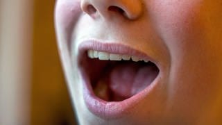Der geöffnete Mund eines zwölfjährigen Jungen