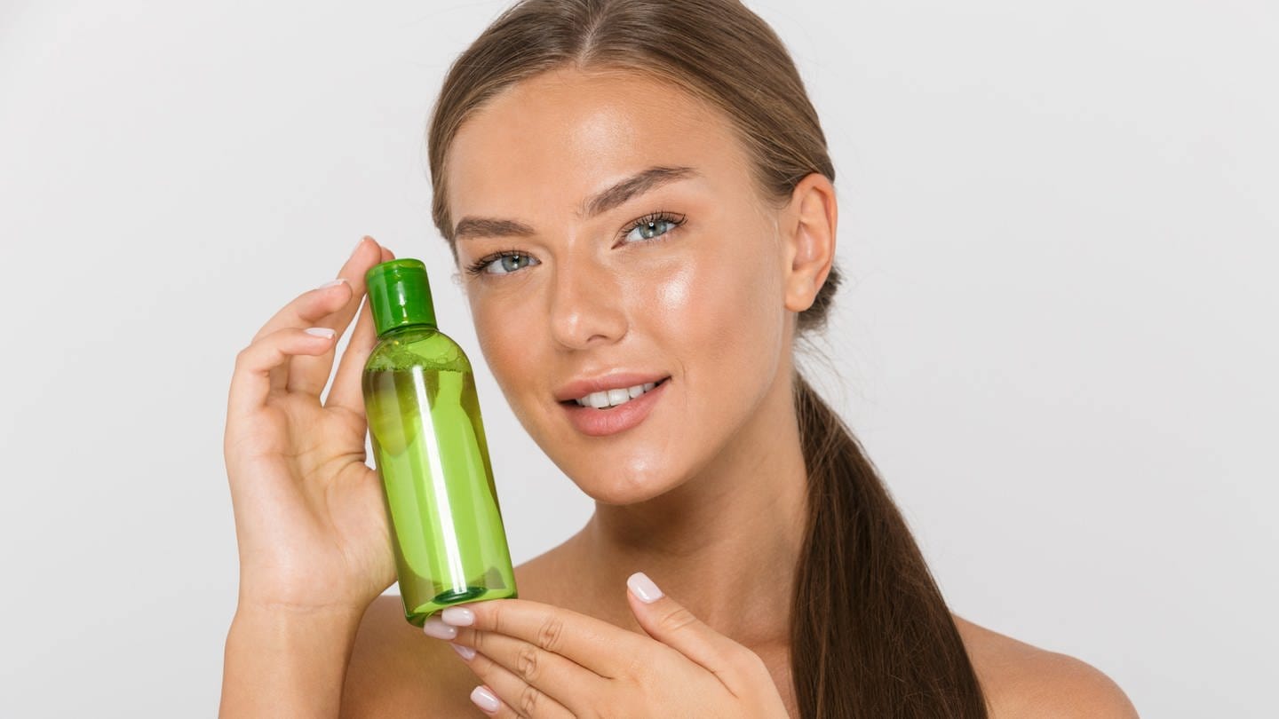 After-Sun-Pflege selber machen - Frau hält Kosmetikflasche