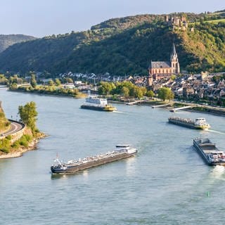 Rheinschifffahrt bei Oberwesel am Mittelrhein in Rheinland-Pfalz 