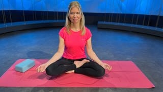 Yoga-Übung am Abend - halber Lotussitz