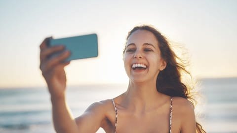 Selfie am Strand - Internet und Telefonieren im Ausland