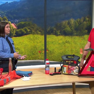 Dinge auf einem Tisch im Studio, die man immer im Auto dabeihaben sollte