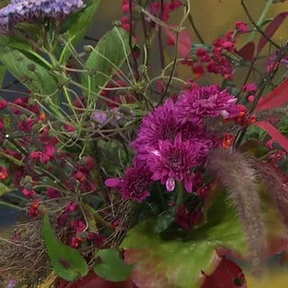 Ein herbstlicher grün-roter Blumenstrauß mit Pfaffenhütchen