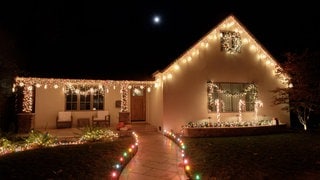 weihnachtlich beleuchtetes Haus