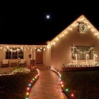 weihnachtlich beleuchtetes Haus