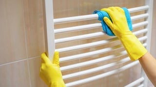 Handtuchhalter im Badezimmer wird gereinigt