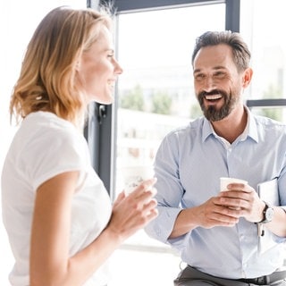 Frau und Mann im Gespräch