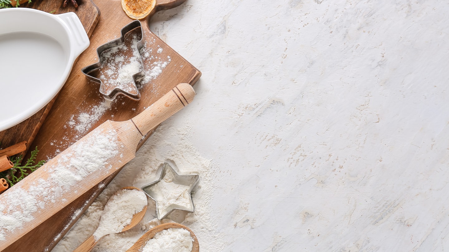 Zubehör für die Weihnachtsbäckerei - Nudelholz, Ausstecher und Co.