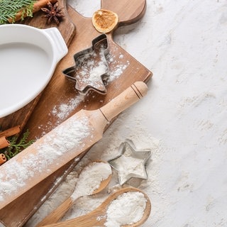 Zubehör für die Weihnachtsbäckerei - Nudelholz, Ausstecher und Co.