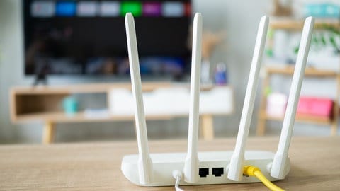 W-LAN-Router vor einem Fernseher