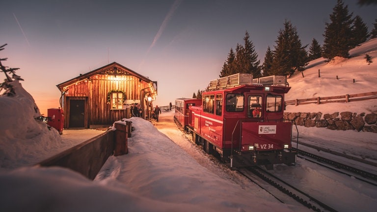 Haltestelle der Schafbergbahn auf der Schafberg Alpe im Winter in Salzburg