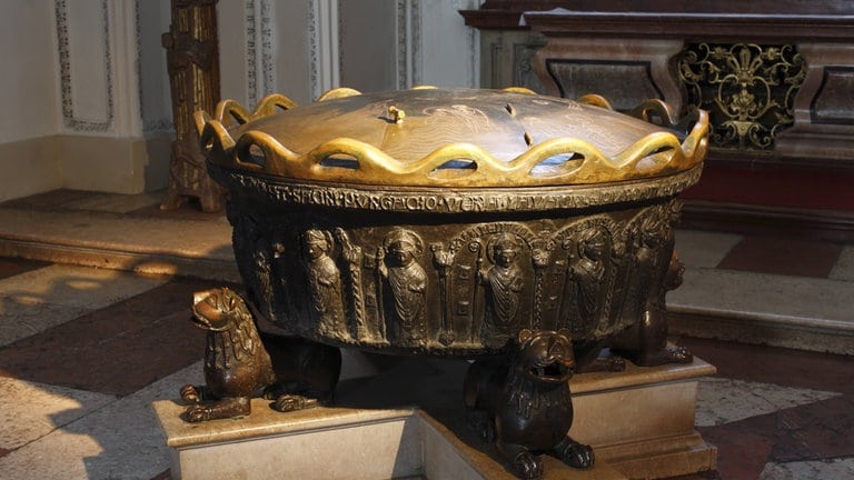 Taufbecken im Salzburger Dom