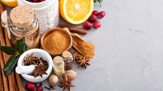 Weihnachtliche Gewürze: Zimtstange, Anis, Cranberrys, Orangen