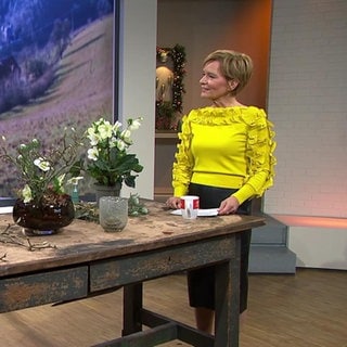 Moderatorin Evelin König mit Floristin im Studio