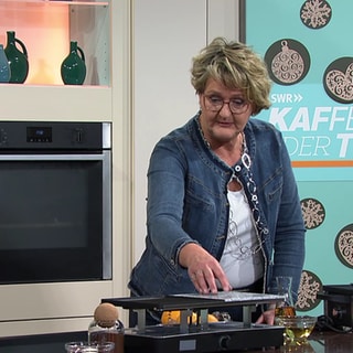 Martina Schäfer stellt Raclette-Geräte vor