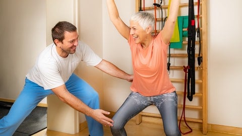 Frau bei der Physiotherapie