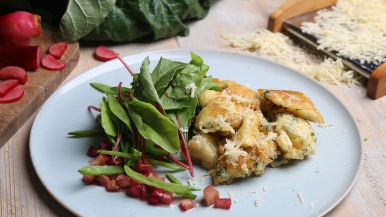 Pikanter Kaiserschmarrn mit Rhabarbersalat - Rezepte - Kaffee oder Tee ...