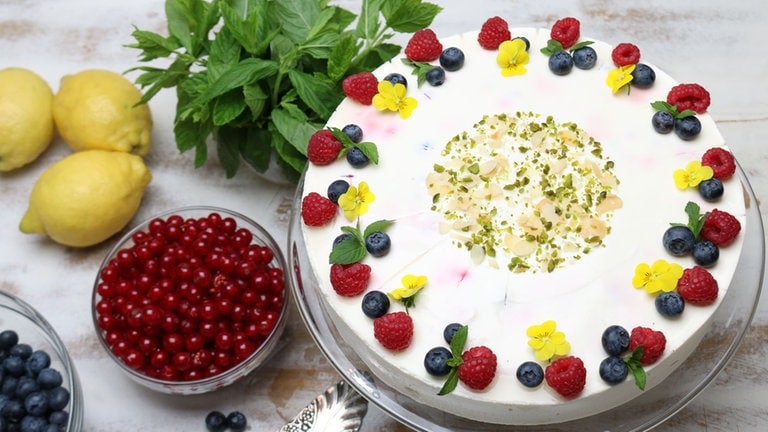 Joghurttorte mit frischen Beeren - Rezepte - Kaffee oder Tee - SWR ...