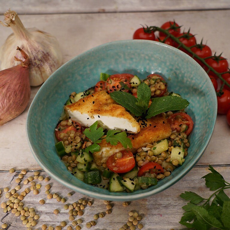 Linsensalat mit gebratenem Schafskäse - Rezepte - Kaffee oder Tee - SWR ...