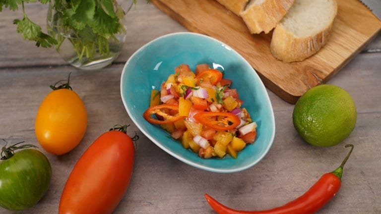 Tomatensalat mit Chili und Limette - Rezepte - Kaffee oder Tee - SWR ...