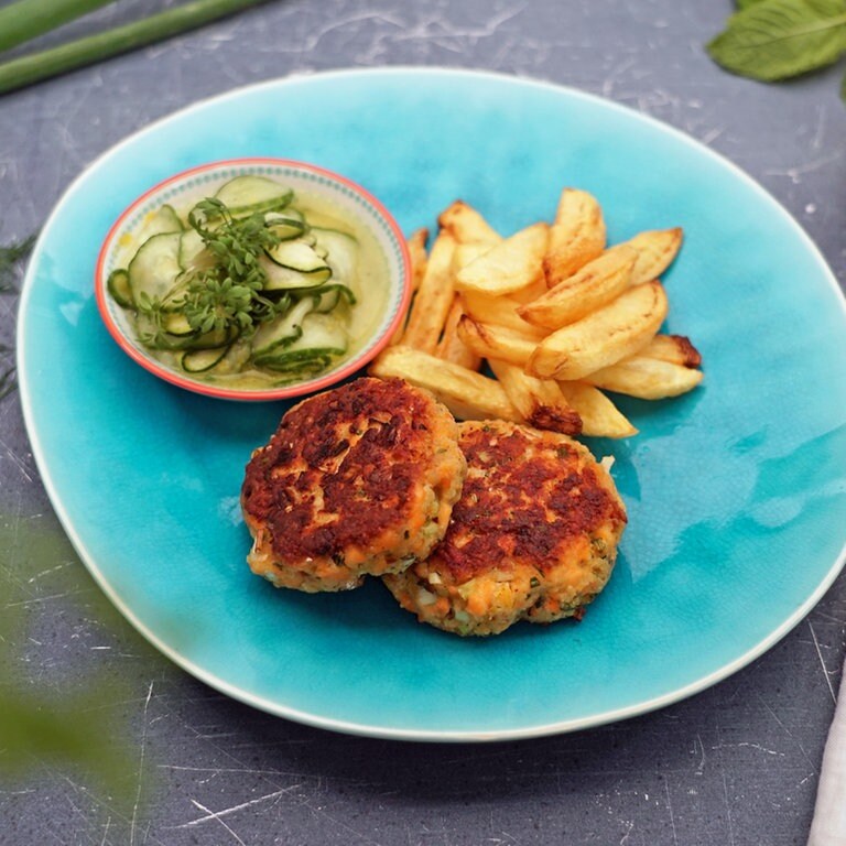 Fischfrikadellen mit Zucchini-Gurkensalat - Rezepte - Kaffee oder Tee - TV