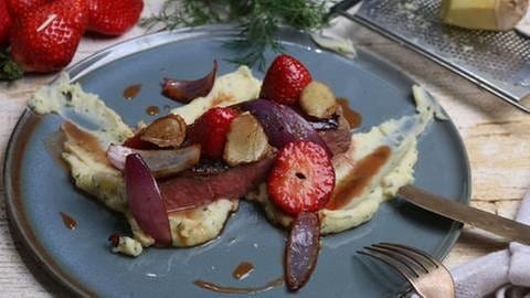 Balsamico Erdbeeren mit Kräuter-Kartoffelstampf und Entrecôte