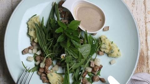 Wildkräutersalat mit Kartoffelbrei und Rindfleisch